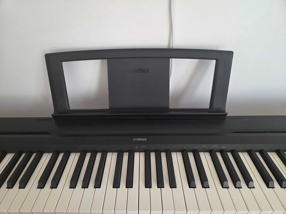 Orga 8 octave Yamaha cu stativ si pedala incluse
