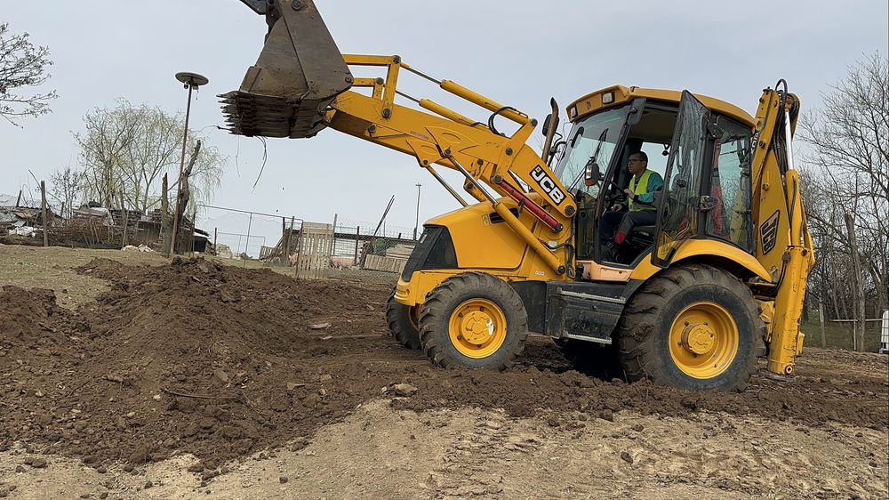 Inchiriez Buldoexcavator + deservent