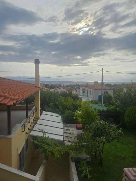 Триетажна къща в Кариани