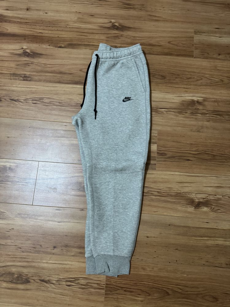 Оригинални панталони nike tech fleece