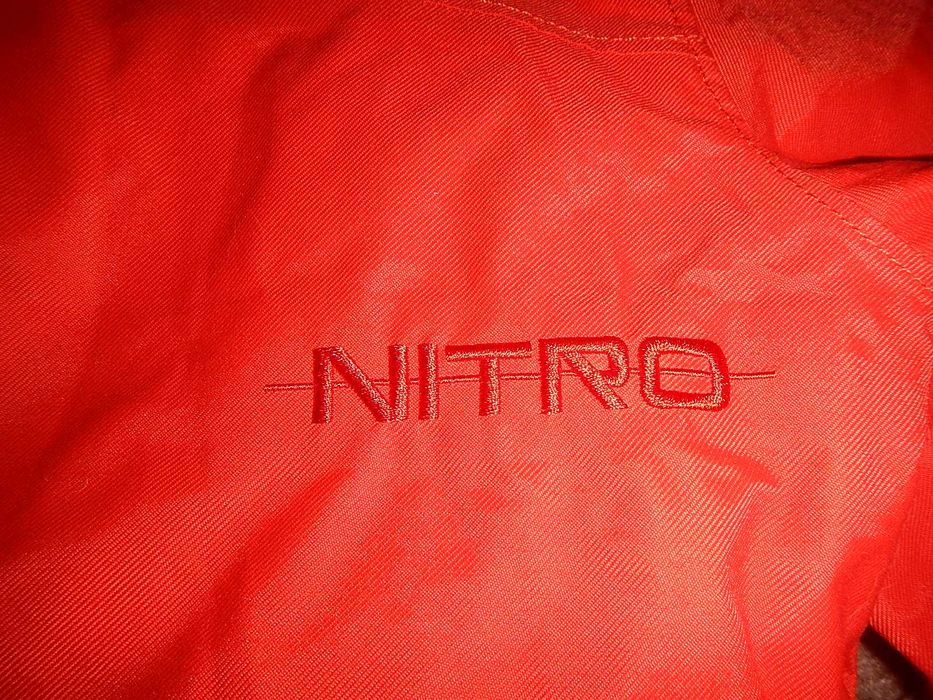 Geaca de snowboard/ski Nitro 10000 mm cu aerisire. Marimea S-Women.