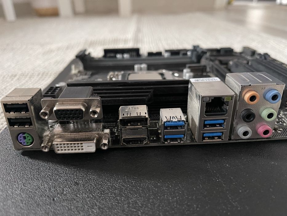 Placa de baza Gigabyte GA-B250M-D3H ( mic defect )+ Procesor i5 7400 .