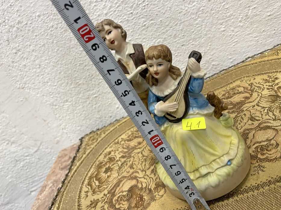 Френска фигура от порцелан музикален механизъм