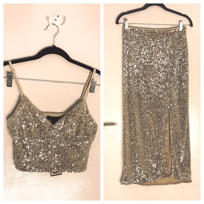 Златист комплект от пола и бюстие