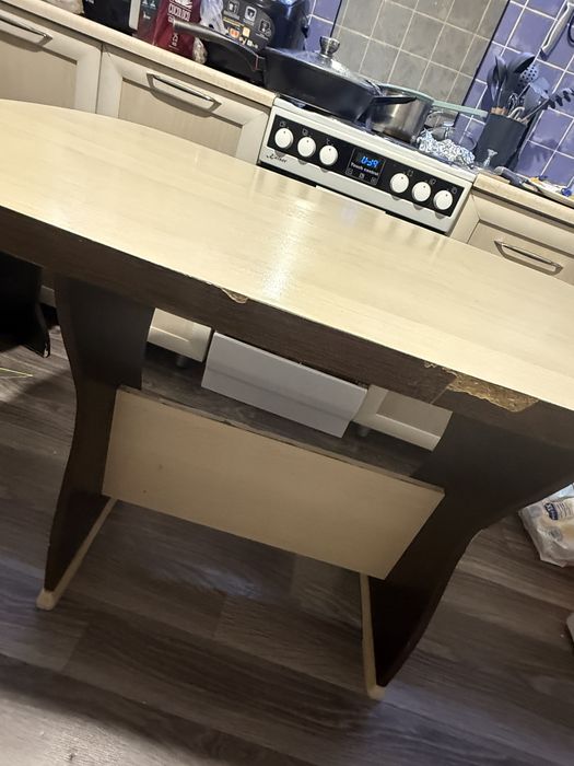 Отдам беслаатно стол