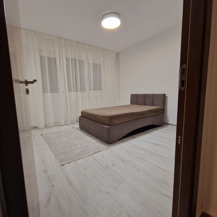 Inchiriez apartament 3 camere decomandate cu centrala proprie