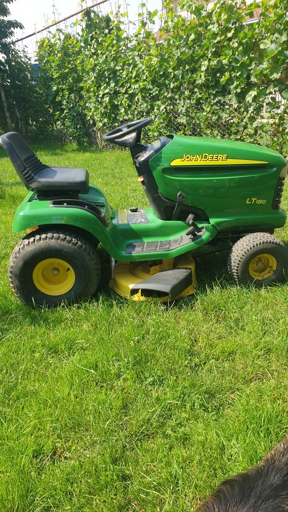 Tractoras tuns gazon John Deere model LT 180