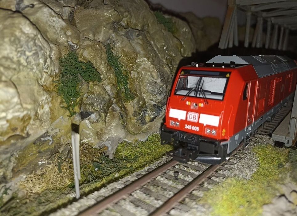 Locomotiva diesel piko BR245 cu sunet 

Lumini led alb/roșu in funcție