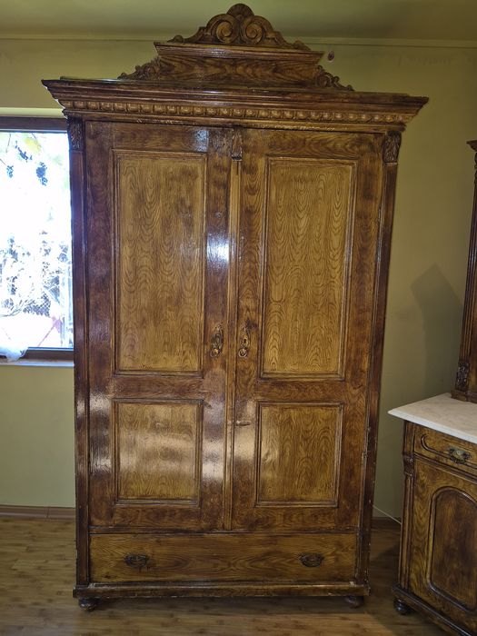 Vand mobila veche din lemn de nuc