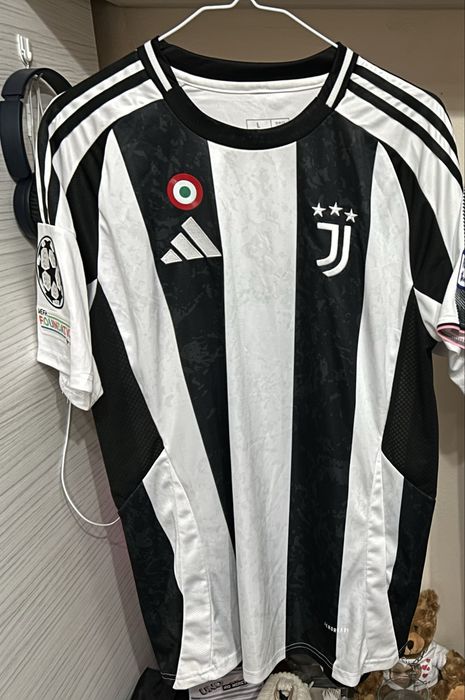 Vand tricouri fotbal.