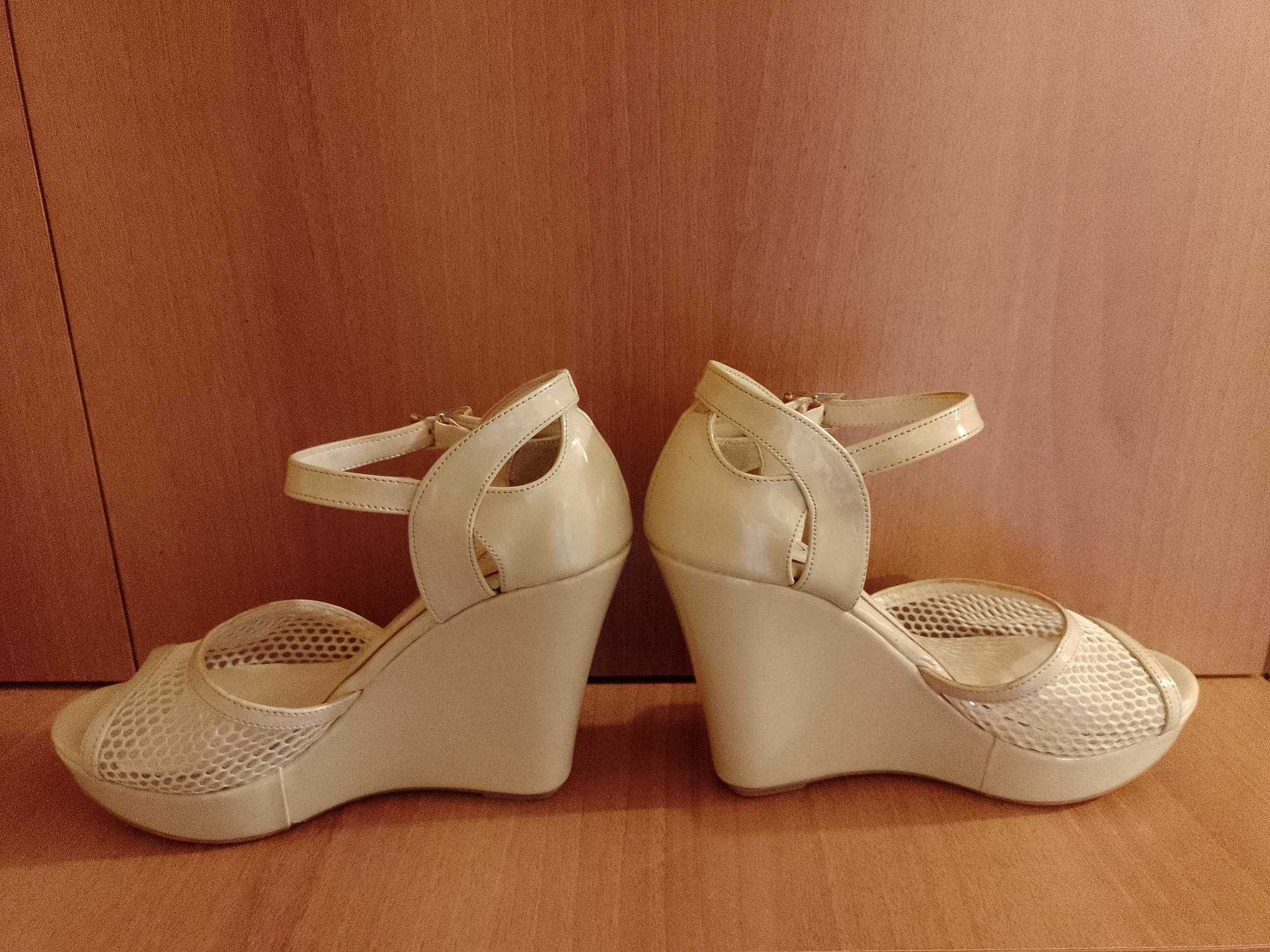 Нови елегантни дамски сандали на платформа