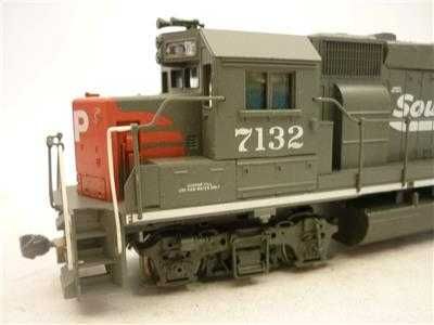 Дизелов локомотив EMD GP40-2 с габарит HO от Athearn,