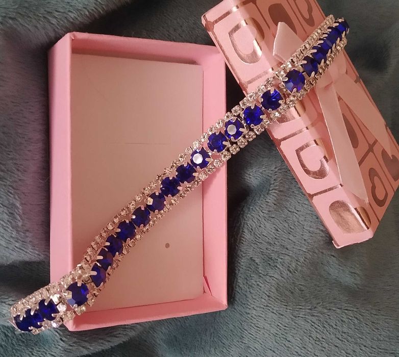 Масивна, сребърна гривна. В кутия за подарък.