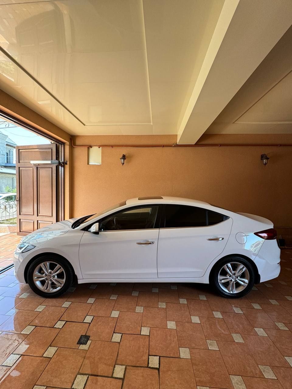 Huyndai Elantra GLS.год выпуска 2015,цвет белый,пробег 60.000 км
