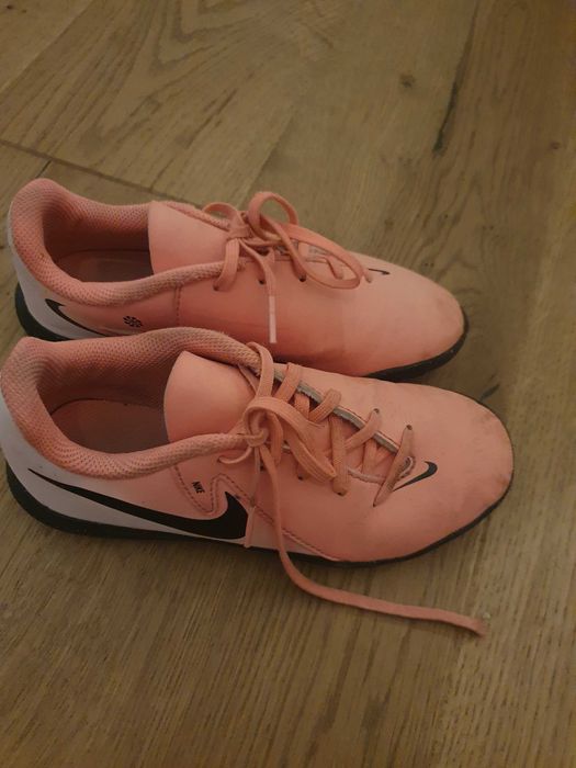 Pantofi fotbal - 2 perechi marime 31 si 32 [roz]