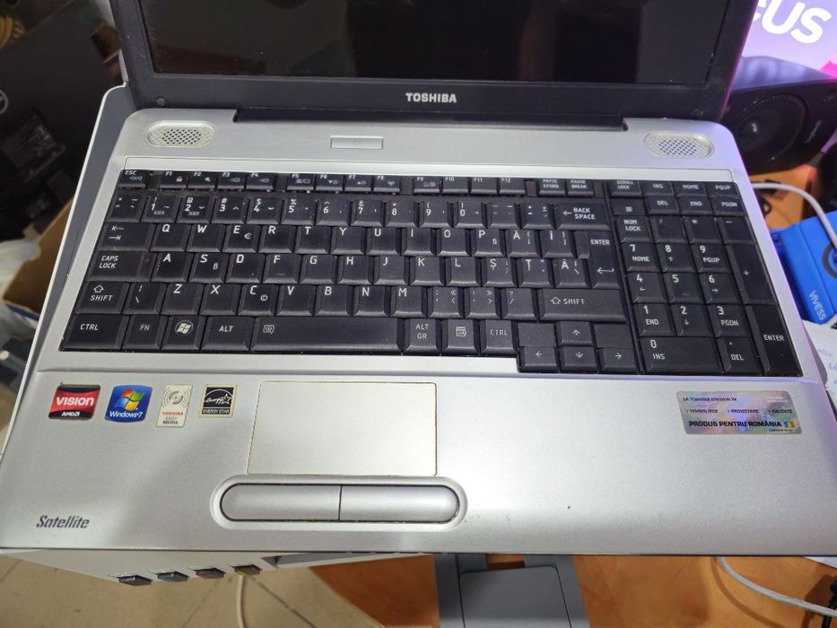 Vând laptop Acer, folosit de mine, în condiții bune de funcționare.