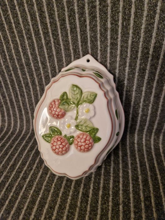 Винтидж керамична декорация – горски плодове