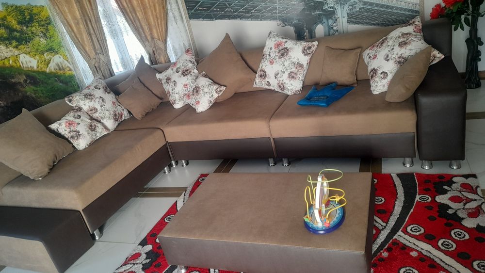 Mobila de living +masa+perne