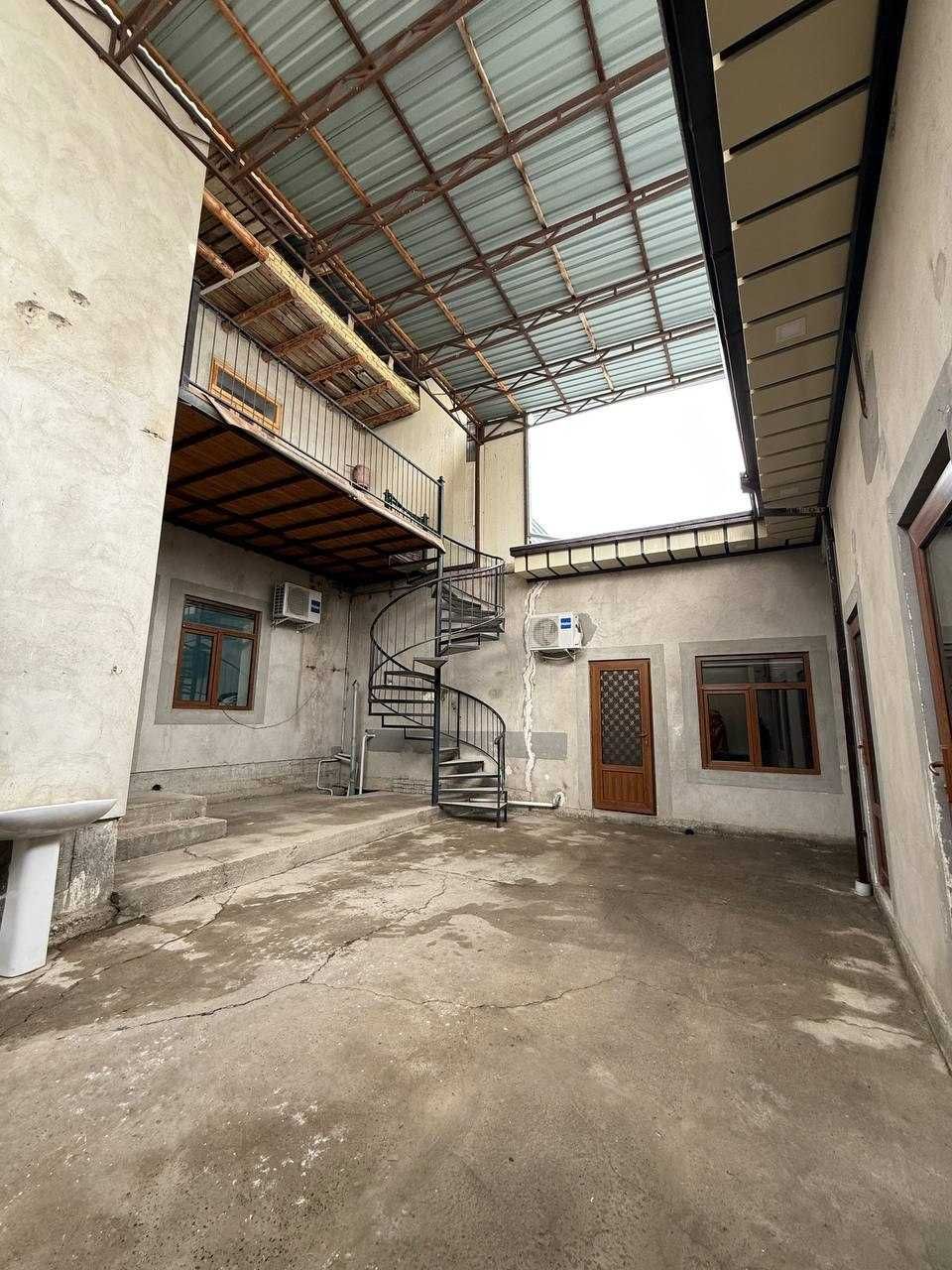 1,8 sotixli tayyor 2 qavatli hovli ko‘plab jihozlari bilan  sotiladi.