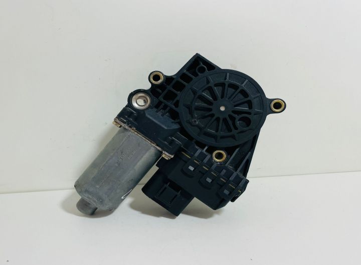 Motoras macara  Bosch geam stanga fata 0130821775 Audi A6 4B/C5 (face