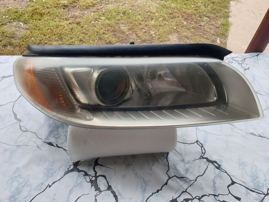 Far dreapta xenon adaptiv  Volvo S80