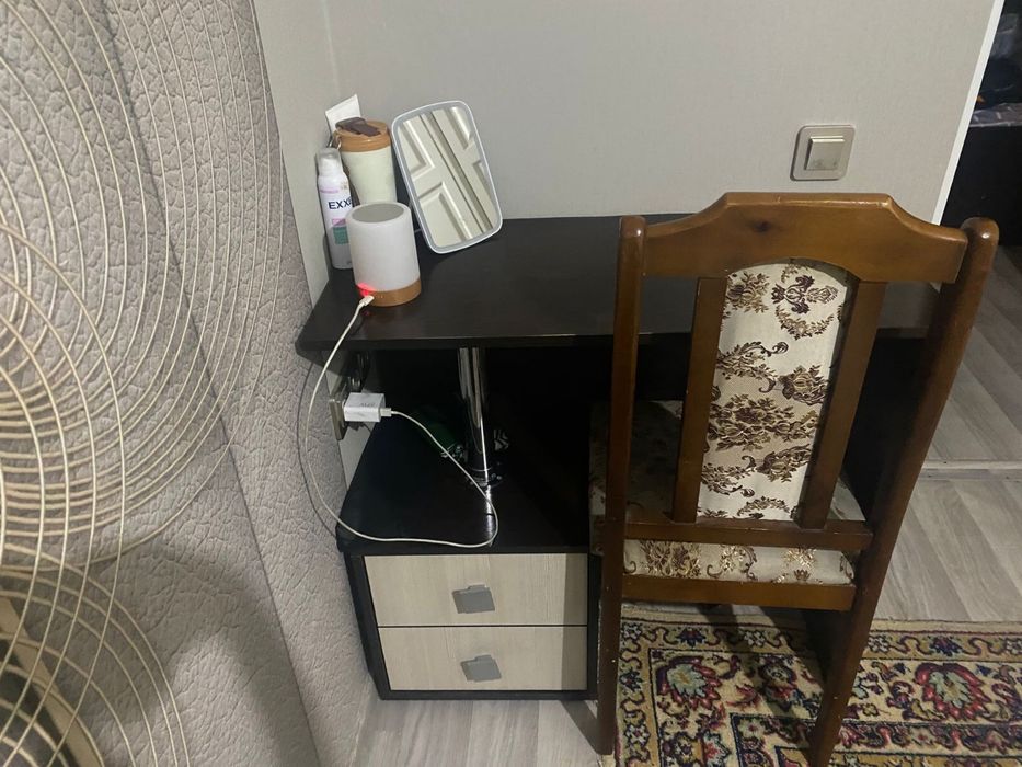 Продам туалетный столик