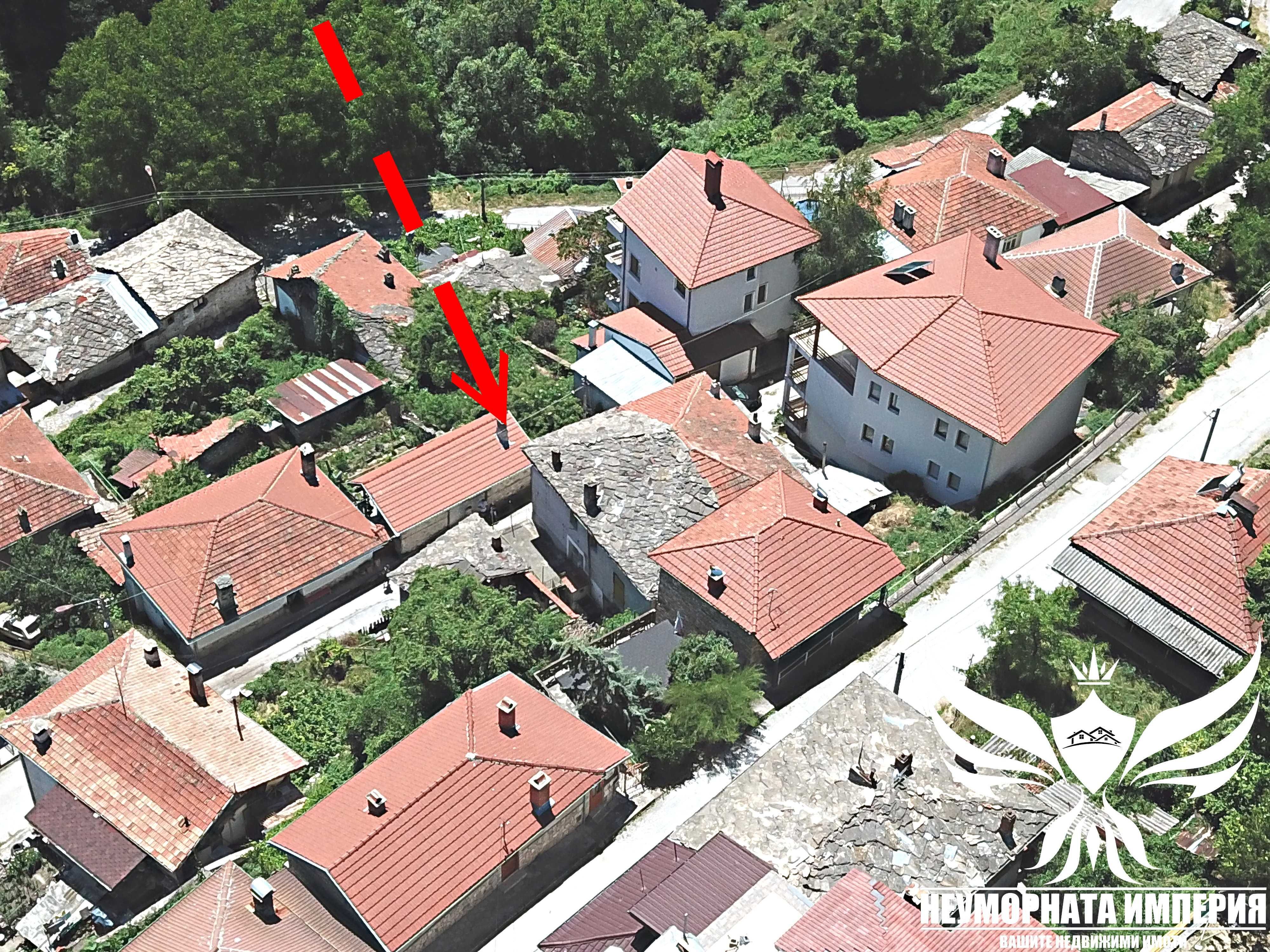Триетажна къща с постройки 145РЗП с 194кв. в двор село Орехово