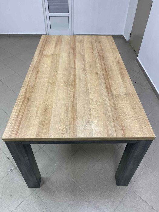 Трапезна маса в много добро състояние