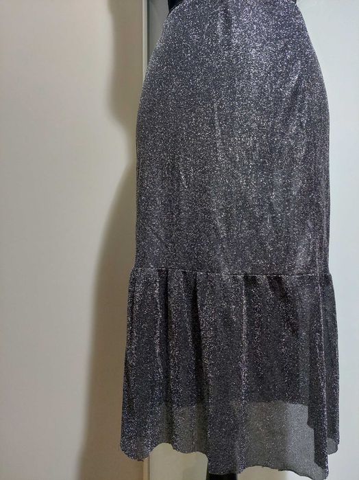 Fustă neagră de ocazie strălucitoare, cu volănașe