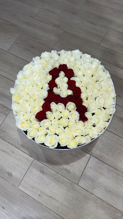 131 роза в коробке с буквой “А”