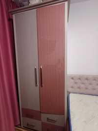 Mobila dormitor roz pudra cu sidef (fără pat)
