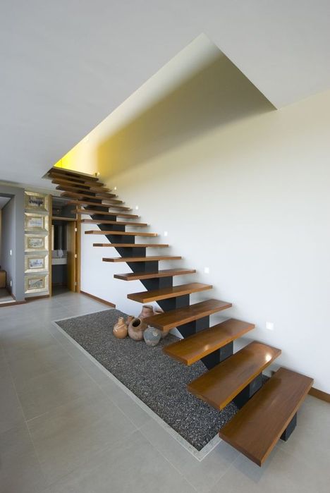 Realizăm: Scări metalice pe un vang central