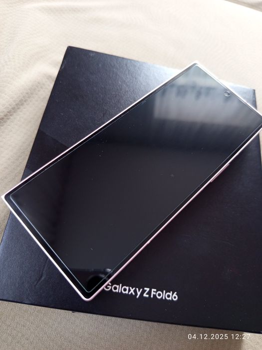 Продавам Samsung Z Fold 6