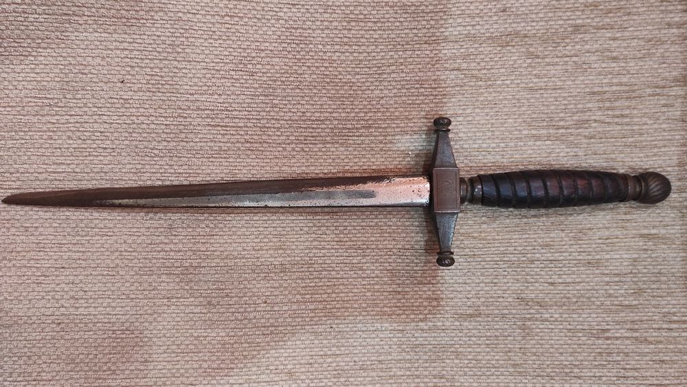 Stilet vechi original cu garda demontabila.