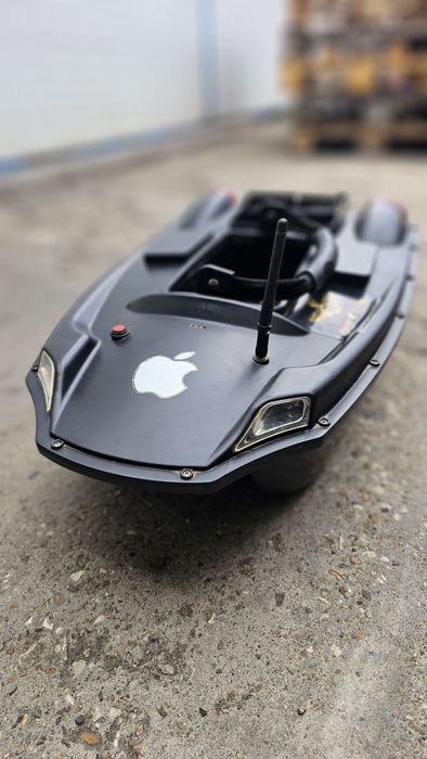 Лодка за захранка v888