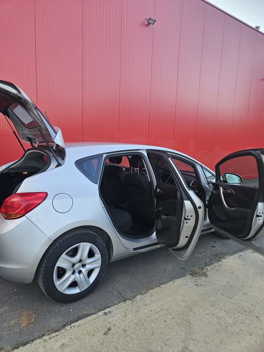 Vând OPEL ASTRA J 2012