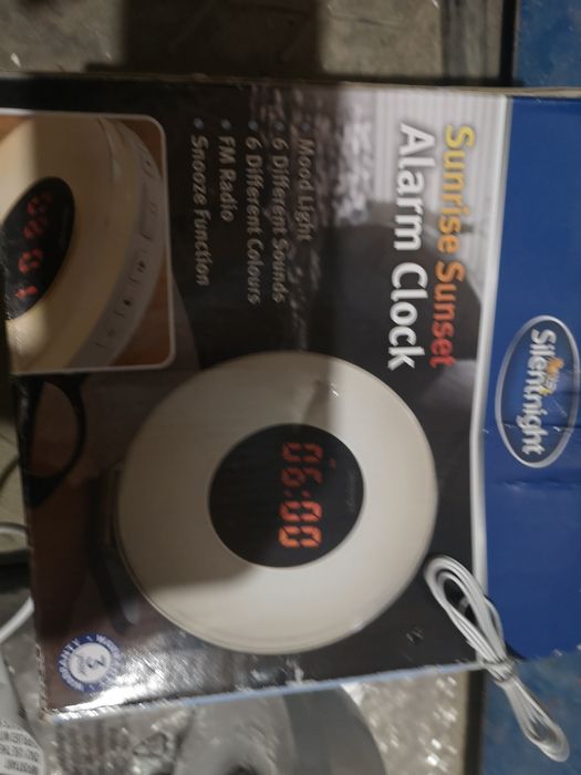 Ceas cu lumina ambientala
