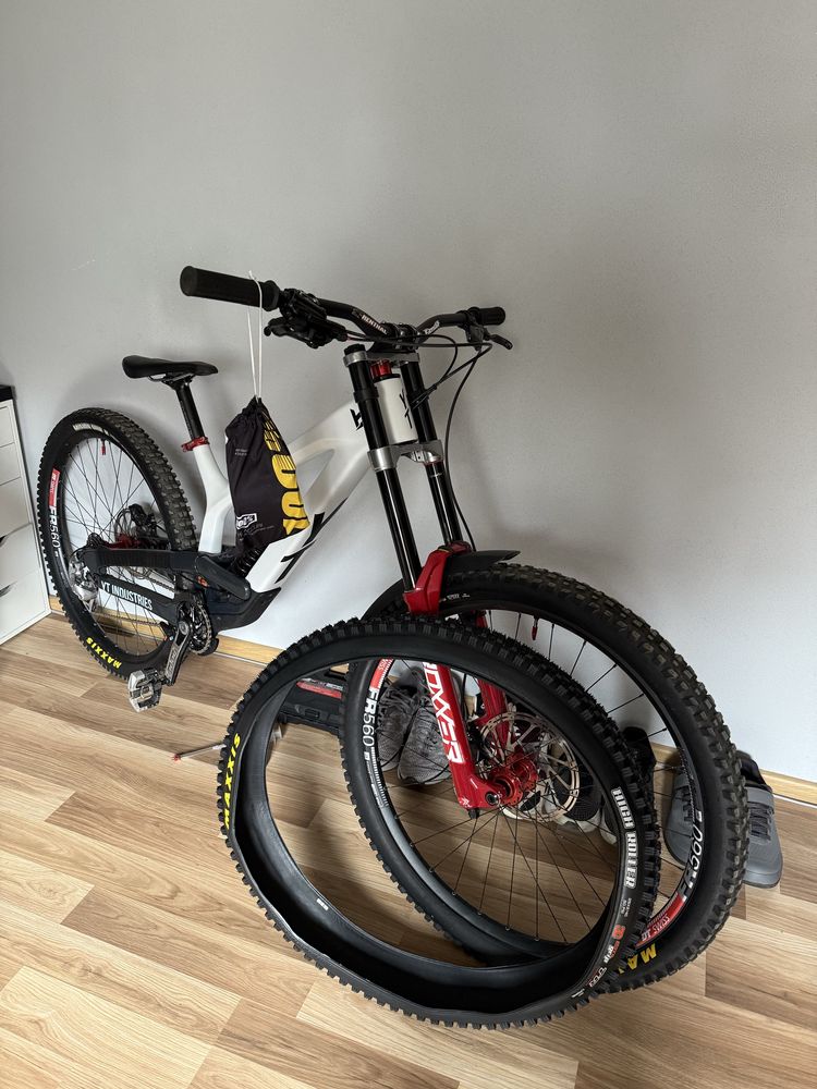 YT Tues Carbon Pro 29’ (L) (Trek,Specialized,Demo,Scott,Drag,DH)