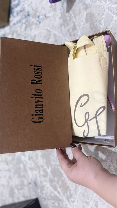 Туфли-лодочки от бренда Gianvito Rossi на высоком каблуке.