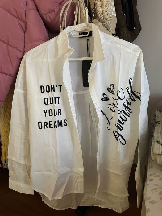 Бяла риза с надпис