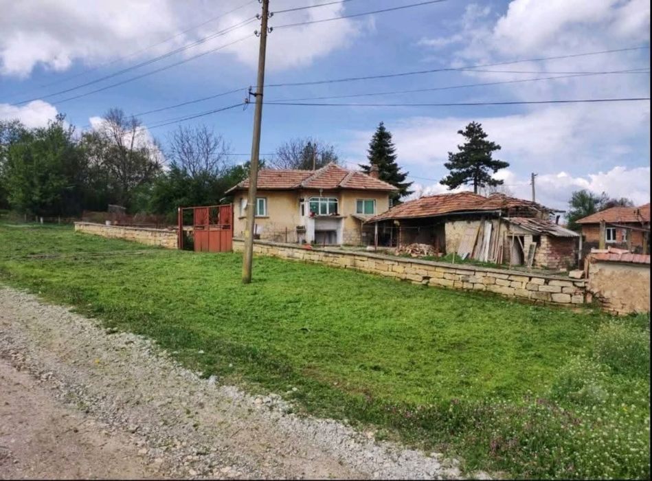 Тухлена къща с голям двор в село Сушица