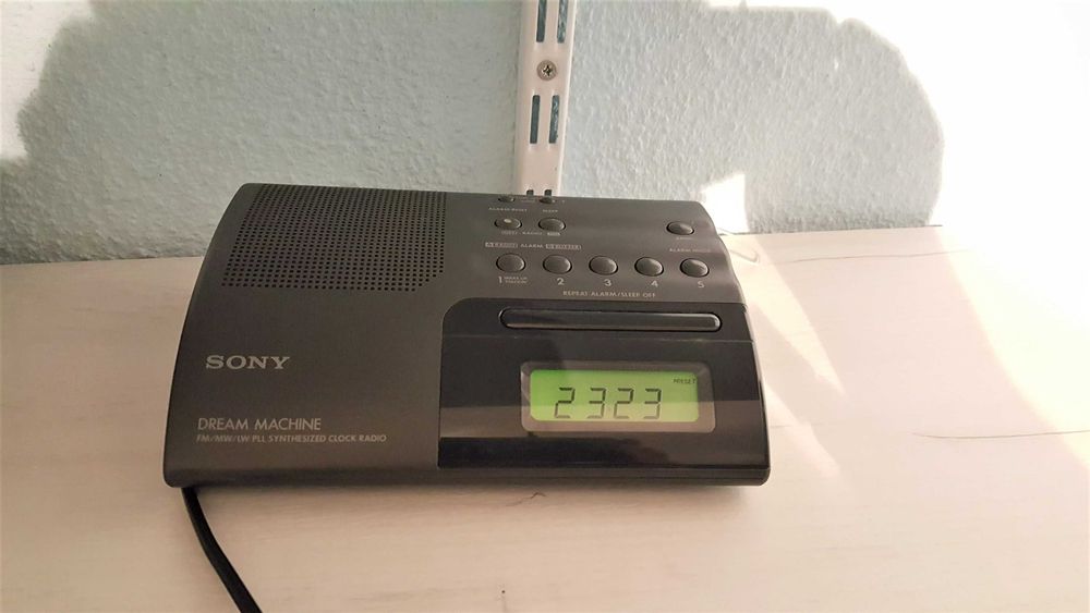 Compact desktop radio Sony ICF C203L LW/ MW/ FM  (Japan)