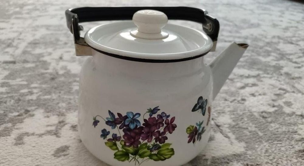 Чайник советский белый