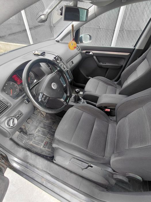 Vând Volkswagen Touran