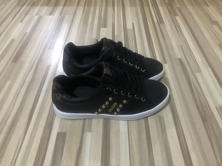 Adidasi Guess marimea 37