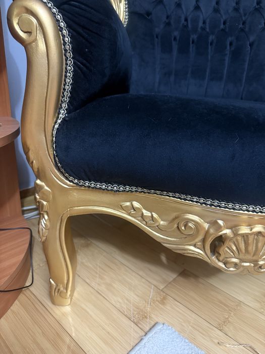 Fotoliu baroc, catifea neagră, detalii aurii