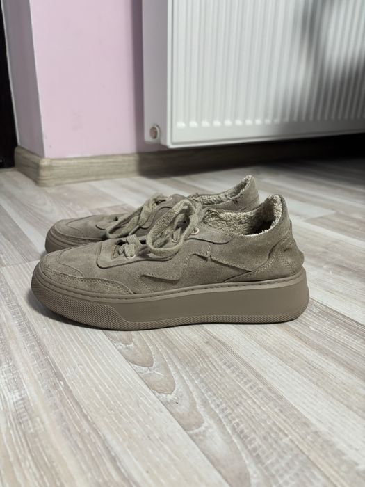 Светлокафяви обувки на висока подметка