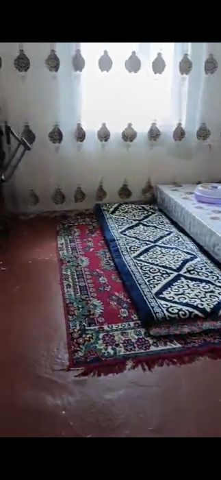 Квартира сотилади Тахиаташда 4-дом  3 этаж 2 хонали .подезд ортадаги..