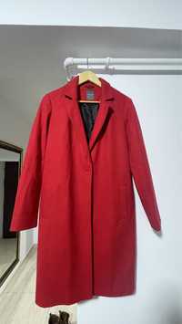 Palton culoarea roșie
