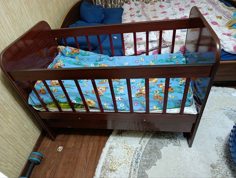 Продаётся комод детская кроватка шифоньер и кровать
